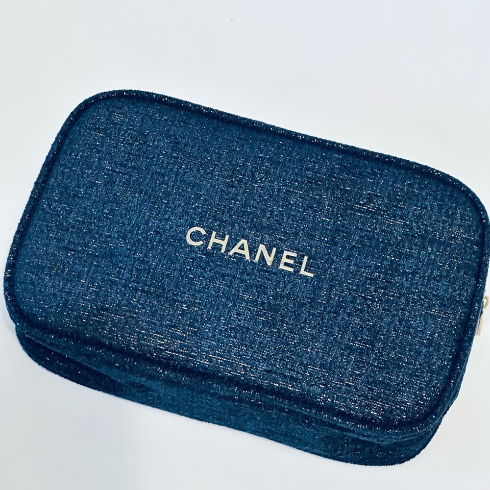 CHANEL Blue Tweed Cosmetic Bag with Gold Logo - Picture 4 of 10